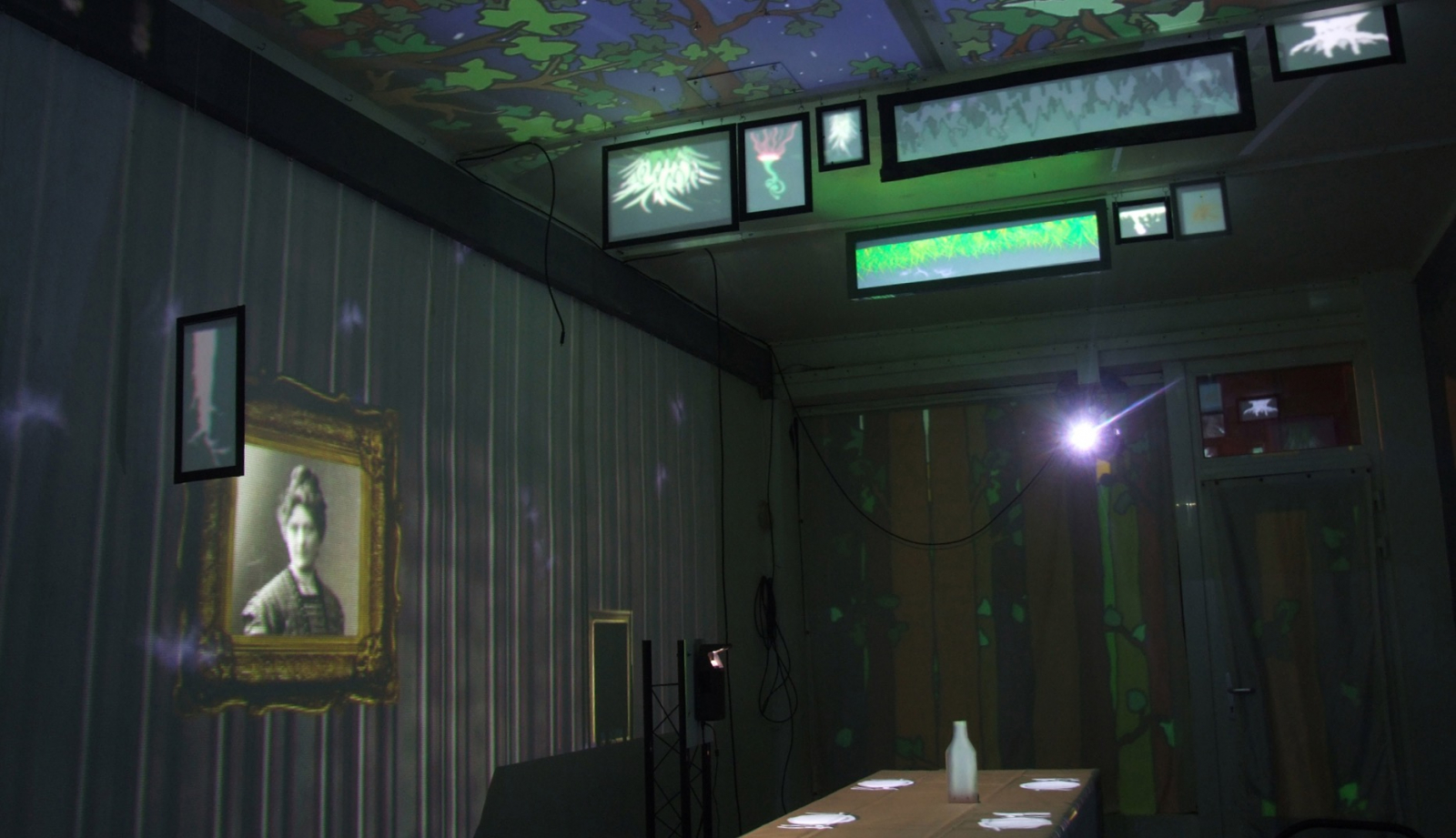 Bühnenraum des Polymedialen Ponyhofs