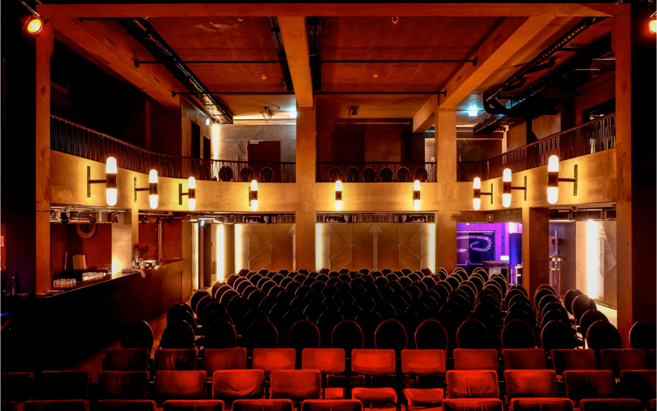 Der Blick von der Bühne ins Publikum des Säälchens