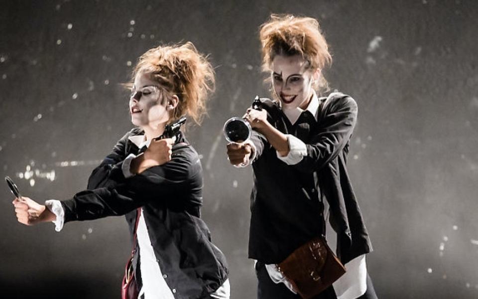 Zwei Frauen mit Lupen