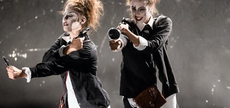 Zwei Frauen mit Lupen